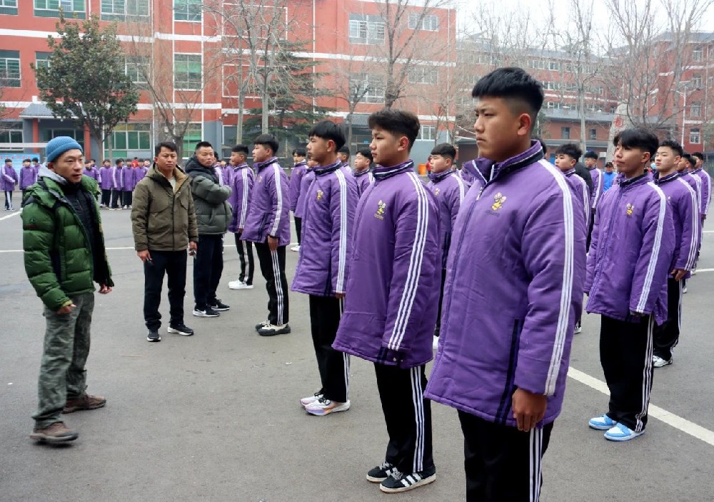 少林小龍武校300名學(xué)生入選某院線電影劇組，正在進行開機前的排練