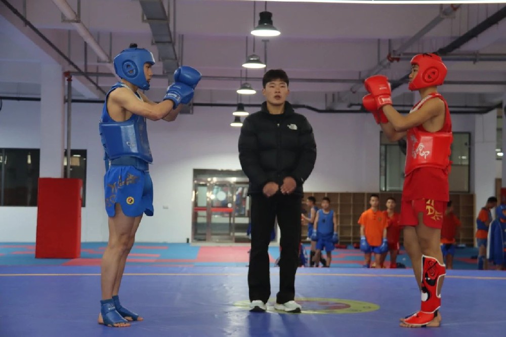 少林小龍武校舉辦散打友誼交流賽，三校學(xué)子以武會友