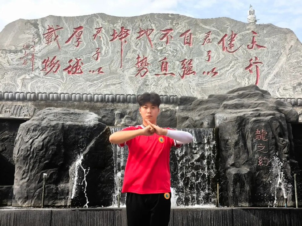 河南少林小龍武校全托套路學(xué)員王子浩然一招一式皆成長