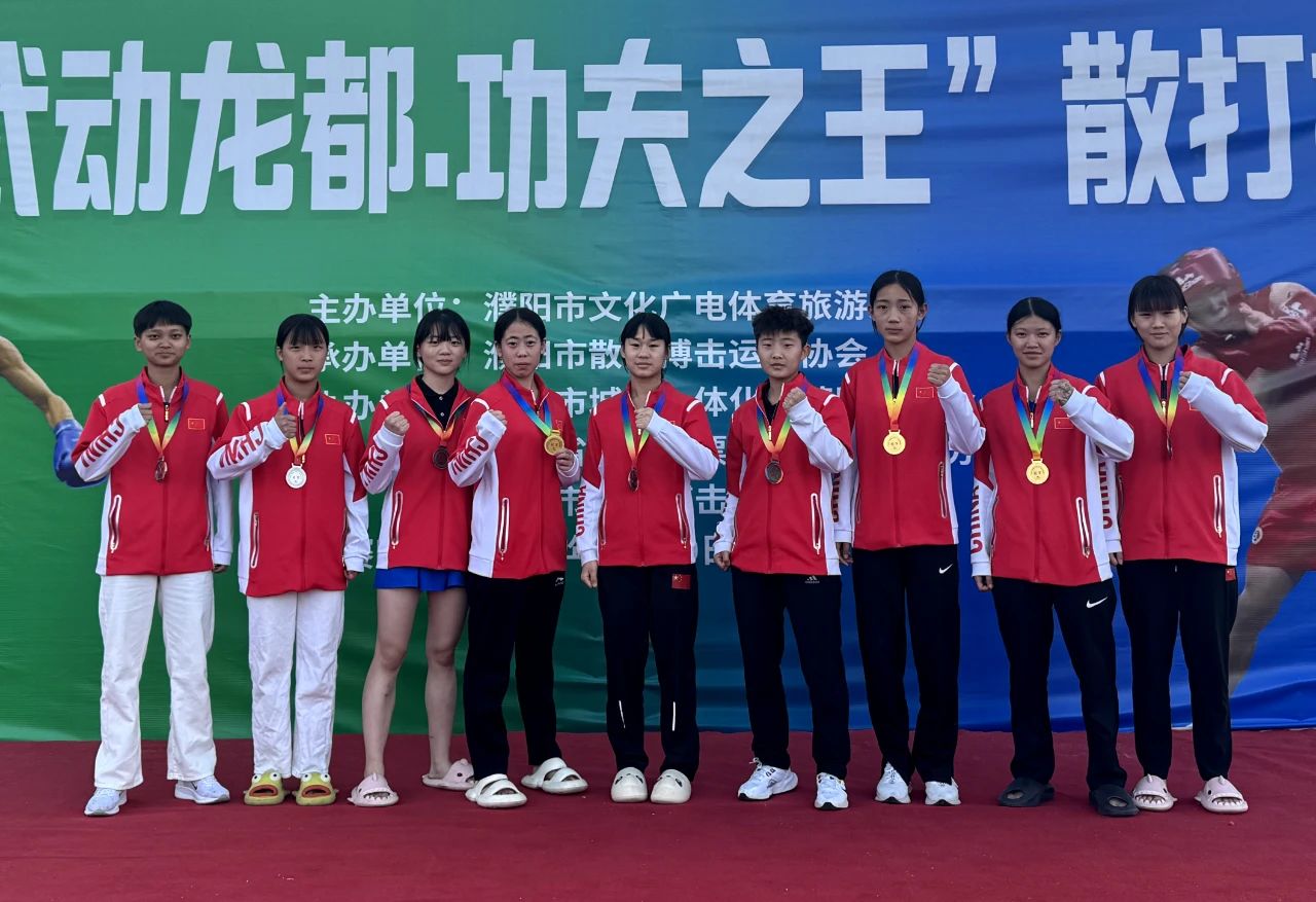 少林小龍武校競(jìng)訓(xùn)散打隊(duì) 閃耀“武動(dòng)龍都 功夫之王”散打搏擊擂臺(tái)賽