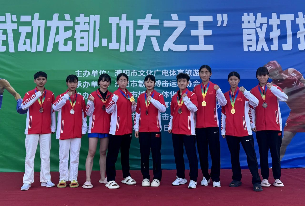 少林小龍武校競(jìng)訓(xùn)散打隊(duì) 閃耀“武動(dòng)龍都 功夫之王”散打搏擊擂臺(tái)賽