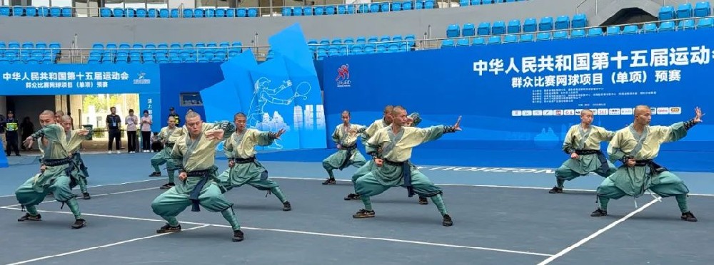 少林小龍武校武術(shù)表演驚艷十五運(yùn)預(yù)賽開(kāi)幕式 《功夫天下》秀燃爆網(wǎng)球賽場(chǎng)
