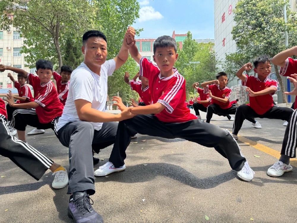 汗水鑄武夢，拼搏詮青春——小龍武校高托套路三部學(xué)子全力備戰(zhàn)第76屆校運會