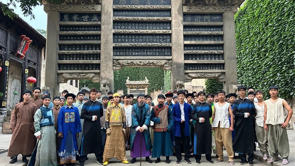 少林小龍武校學(xué)生參加演出明清古堡實景融入劇《再回相府》
