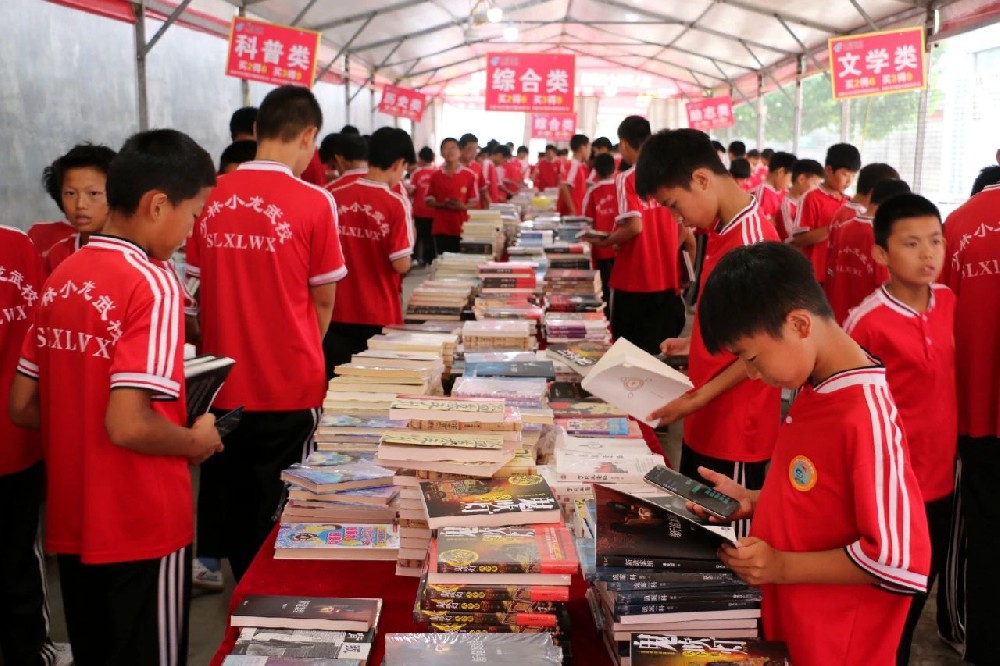 少林小龍武校舉行“全民閱讀·書香小龍”紅色圖書進(jìn)校園活動