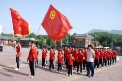 小龍武院團員志愿者在嵩陽景區(qū)撿拾白色垃圾凈化景區(qū)環(huán)境