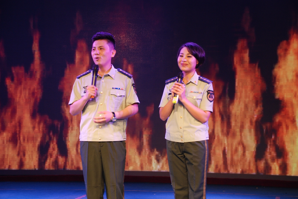 鄭州市消防支隊文工團(tuán)在小龍武院演藝廳慰問登封消防官兵及武校師