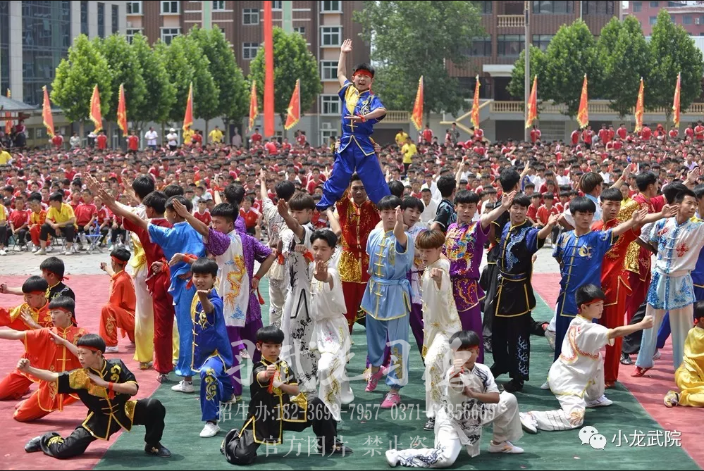 少林武術(shù)學(xué)校學(xué)員集體項(xiàng)目表演